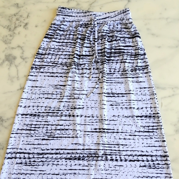 NWT. Cynthia Rowley Rayon and Spandex Black and White Patterned Maxi Skirt. - Picture 3 of 4